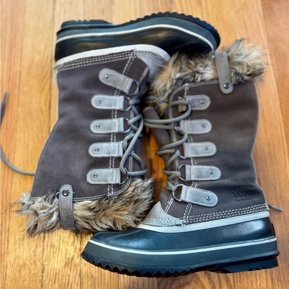Sorel Gray Joan of Arctic Boots, size 6.5, gently used